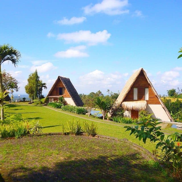 Villa pribadi yang berbentuk segitiga dan di balut dengan interior yang modern menjadi daya tarik tersendiri bagi Desa Atas Awan