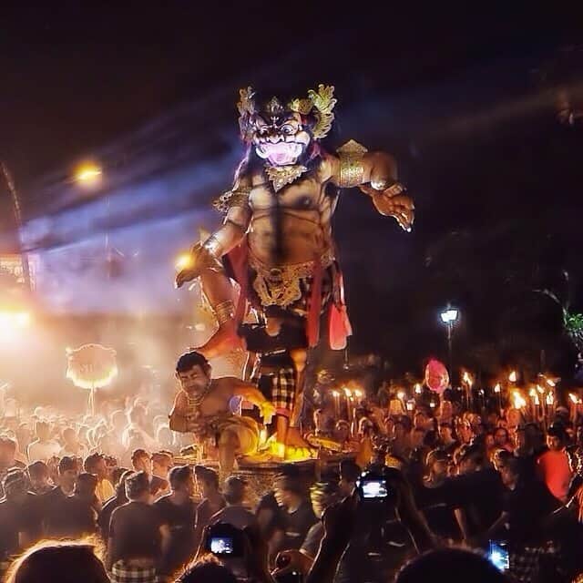 Ogoh-ogoh Raksasa Diarak saat Hari Pengrupukan Nyepi di depan Istana Ubud